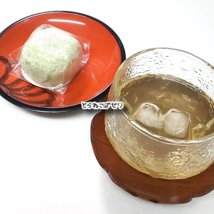 冷たい緑茶と和菓子